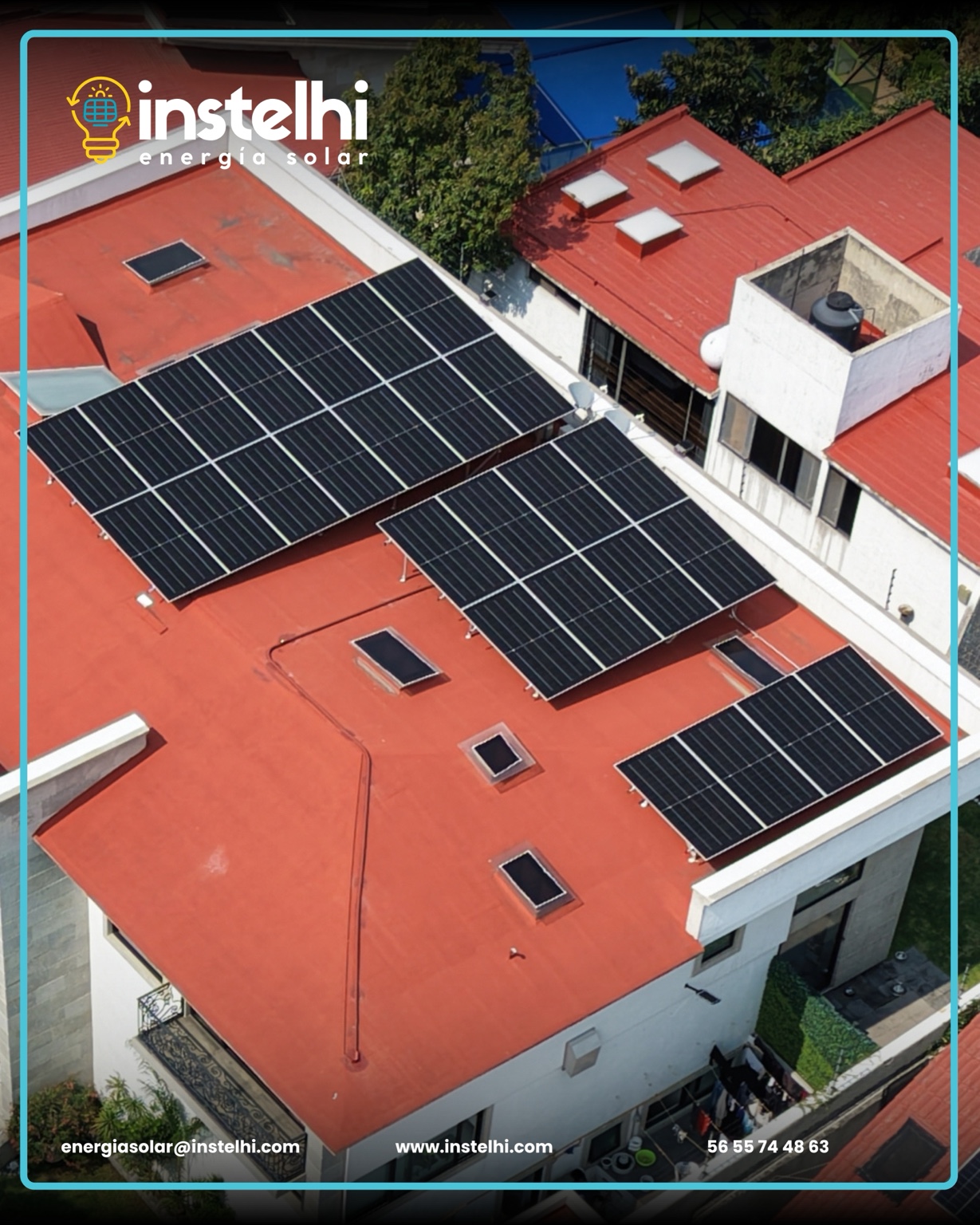 Vista aérea de una instalación fotovoltaica terminada por INSTELHI sobre una azotea roja.